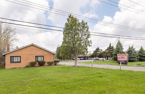 Riverview Apartamento | Charming Room w/Private Bath & Wi-fi in Brownstown!