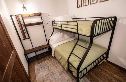 Athelstane Cabina | Charming roomy four seasons lodge for families, friends, and group getaways.