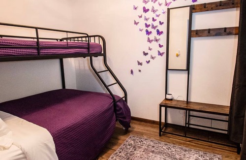 Athelstane Cabina | Charming roomy four seasons lodge for families, friends, and group getaways.