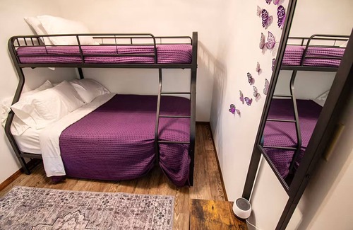 Athelstane Cabina | Charming roomy four seasons lodge for families, friends, and group getaways.