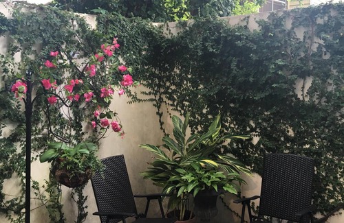 Harleston Village Casa | Encanto Fila 2 dormitorios con aparcamiento y patio privado