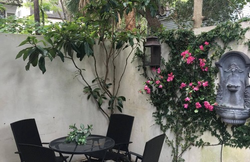 Harleston Village Casa | Encanto Fila 2 dormitorios con aparcamiento y patio privado