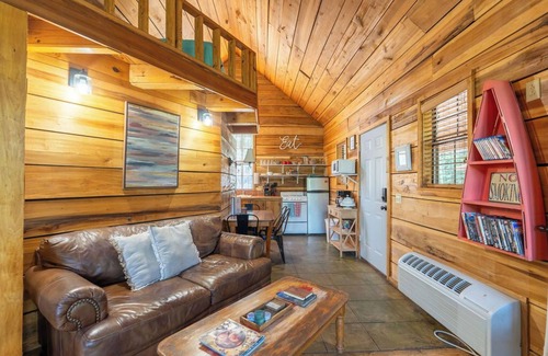Heber Springs Cabina | Charming & Rustic Cabin on the Little Red River!