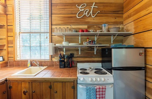 Heber Springs Cabina | Charming & Rustic Cabin on the Little Red River!