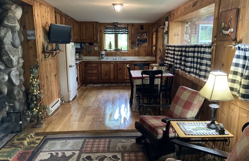 Brimley Cabina | Encantadora cabaña rústica Lago Superior Lakeview Nuevo 2019 Mejoras de muebles