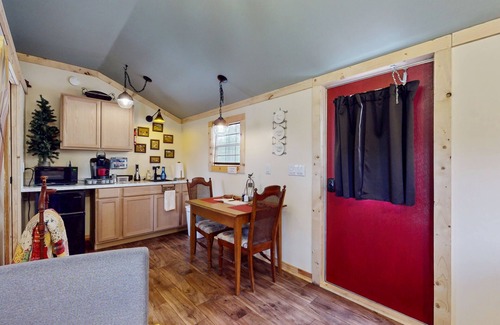 Ledbetter Cabina | Charming rustic cabin with kitchenette, streaming, partial AC, & WiFi