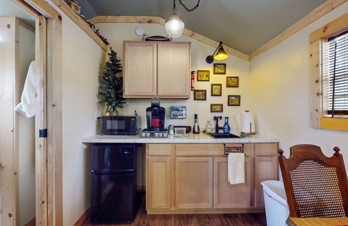 Ledbetter Cabina | Charming rustic cabin with kitchenette, streaming, partial AC, & WiFi