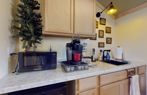 Ledbetter Cabina | Charming rustic cabin with kitchenette, streaming, partial AC, & WiFi