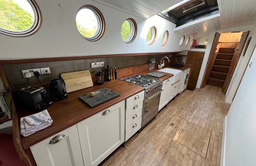 Bray Apartamento | Encantadora casa flotante rústica en Bray Marina