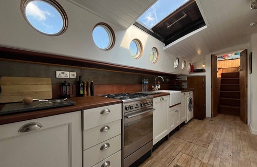 Bray Apartamento | Encantadora casa flotante rústica en Bray Marina
