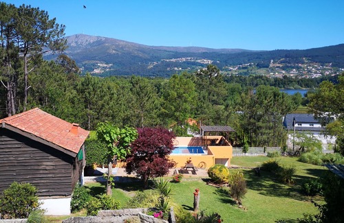 O Rosal Chalet De Esquí | Encantador Lodge rústico con piscina y preciosas vistas. Camina hasta Tapas Bar and Beach.