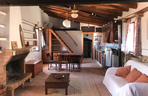 La Tallada d'Emporda Apartamento | Charming studio in welcoming La Tallada d'Empordà with AC, WiFi