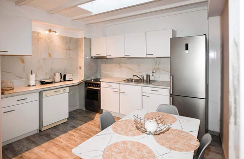 Mitilinii Apartamento | Charming Samos Escape with Jacuzzi and Private Balcony