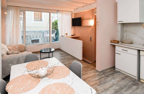 Mitilinii Apartamento | Charming Samos Escape with Jacuzzi and Private Balcony