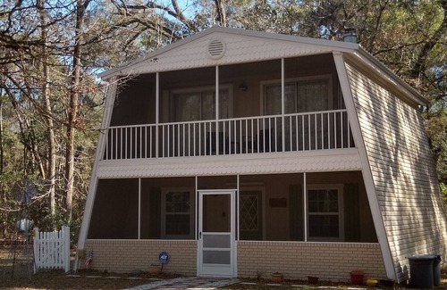 Fort White Cabaña | Charming Santa Fe River Cottage - 10-15 min from 3 of FLA's most popular springs