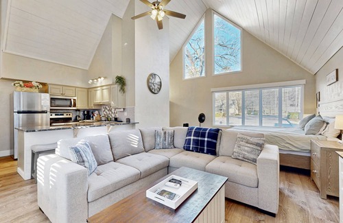Sapphire Apartamento | Charming Sapphire, NC Condo: Cozy, Dog-Friendly, Pool, Golf Course, & More