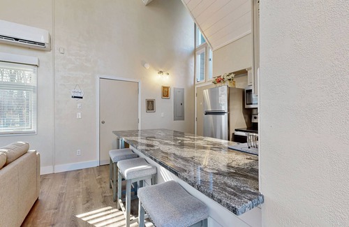 Sapphire Apartamento | Charming Sapphire, NC Condo: Cozy, Dog-Friendly, Pool, Golf Course, & More