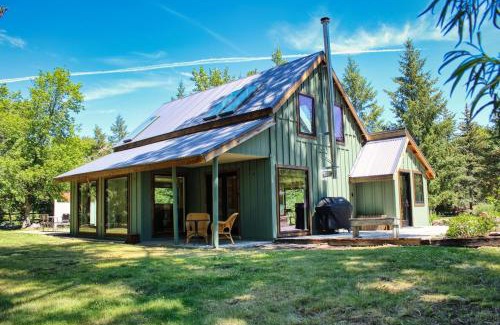 Hailey Casa | Charming Scandinavian Modern Riverfront Fishhouse