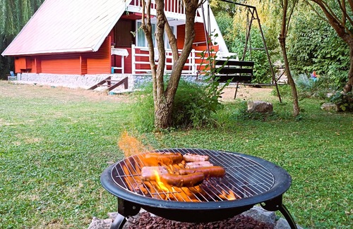 Kolarovo Chalet De Esquí | Charming Scandinavian style 2-bedroom chalet in Kolárovo by the lake