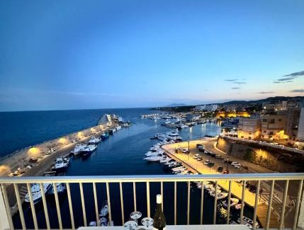 Costa Dorada Apartamento | Charming Sea Front 3 Bedroom Apartment - incredible views!