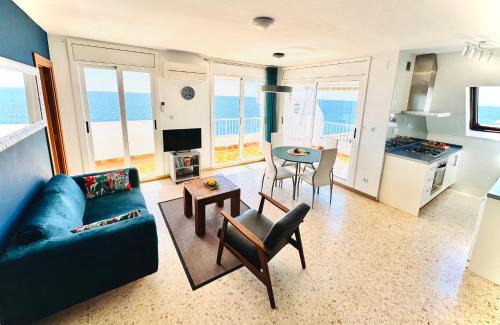 Costa Dorada Apartamento | Charming Sea Front 3 Bedroom Apartment - incredible views!
