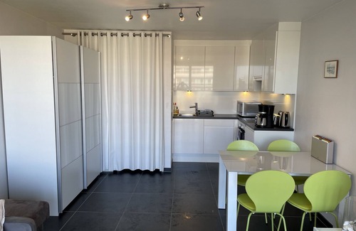 De Panne Apartamento | Charming sea-view studio with indoor pool