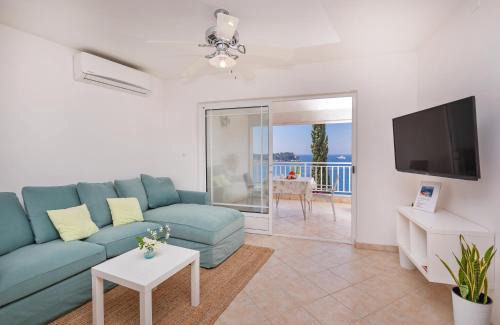 Lozica Apartamento | Charming Seafront Stay at Villa Mara