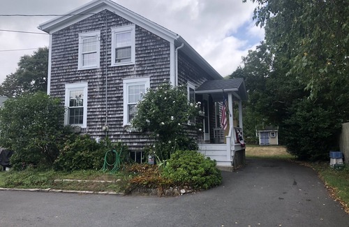 Dartmouth Casa | Charming Seashell Cottage rental in the Heart of Padanaram Village!