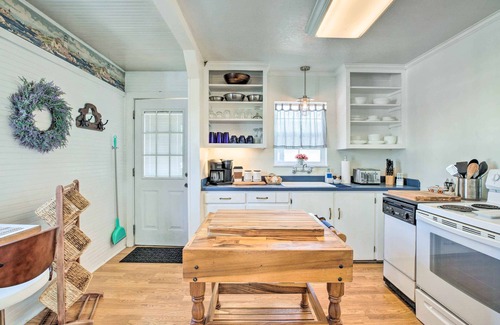 Pacific County Cabaña | Charming Seaview Home w/ BBQ, Deck & Fire Pit