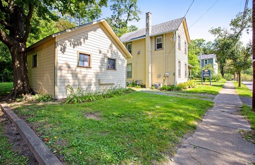 Hammondsport Apartamento | Charming Second Floor Studio with Partial AC, WiFi, TV, and Electric Fireplace
