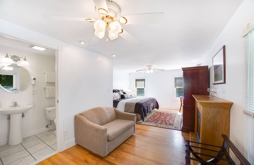 Hammondsport Apartamento | Charming Second Floor Studio with Partial AC, WiFi, TV, and Electric Fireplace