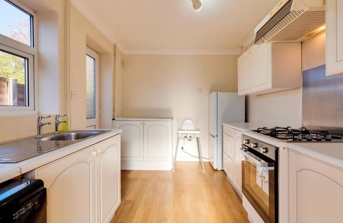 Arbury Casa | Charming Semi-attached bungalow with free parking | Pass the Keys