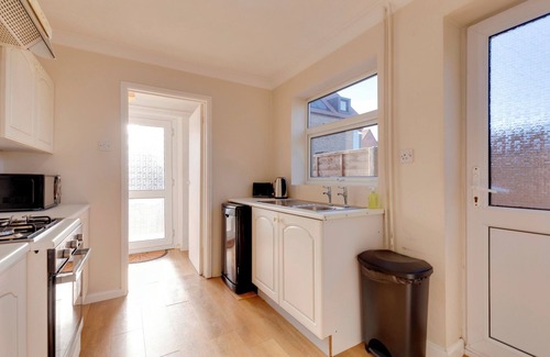 Arbury Casa | Charming Semi-attached bungalow with free parking | Pass the Keys