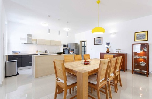 Tucepi Villa | Encantadora y tranquila villa de 3 habitaciones que admite mascotas para 6 personas con piscina