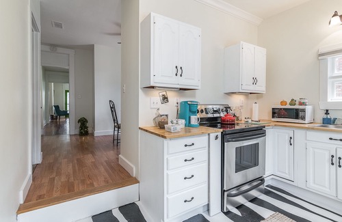 New Albany Casa | Charming shotgun nestled in historic mansion row.