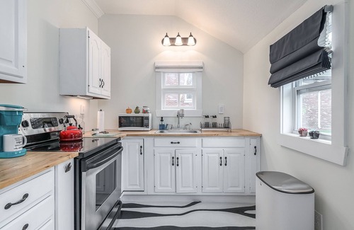 New Albany Casa | Charming shotgun nestled in historic mansion row.