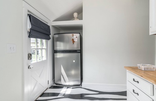 New Albany Casa | Charming shotgun nestled in historic mansion row.