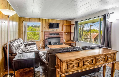 Oak Harbor Casa | Charming, single-level cottage with a wood fireplace, WiFi, kitchen, & patio