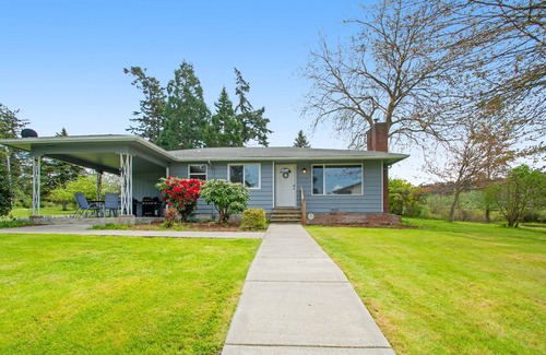 Oak Harbor Casa | Charming, single-level cottage with a wood fireplace, WiFi, kitchen, & patio