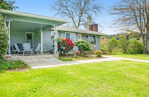 Oak Harbor Casa | Charming, single-level cottage with a wood fireplace, WiFi, kitchen, & patio