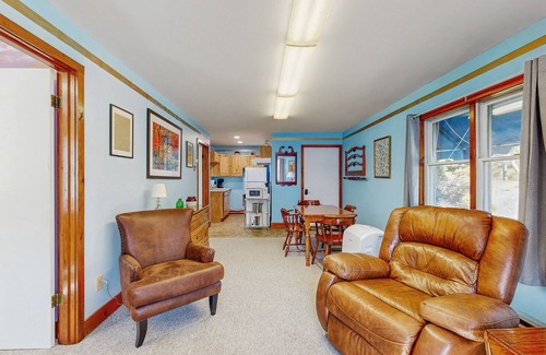Boothbay Harbor Casa | Charming, single-level getaway with a full kitchen, fast WiFi, & grassy yard