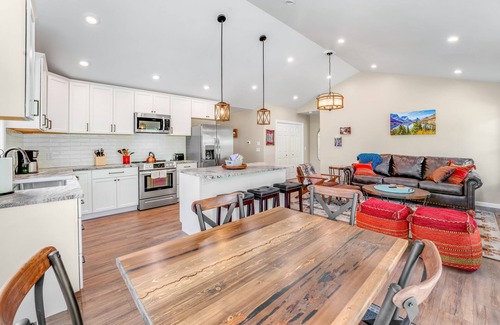 Lakeside Casa | Charming single-level home with a patio, washer/dryer, & central AC