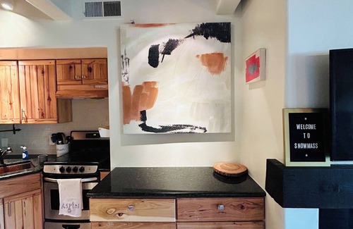 Snowmass Village Apartamento | Charming slopeside condo with pool