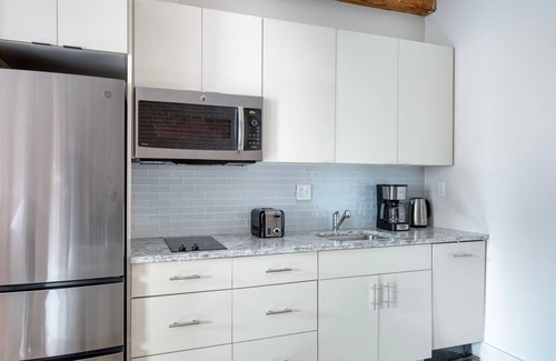 South End Apartamento | Charming South End Studio w/ Building W/D, nr Dining, by Blueground