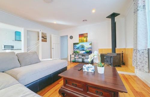 Lower Hutt Casa | Charming Spacious 4 BR house