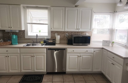 Parma Casa | Charming Spacious & Affordable. Gem of Parma! Modern space superbly clean.