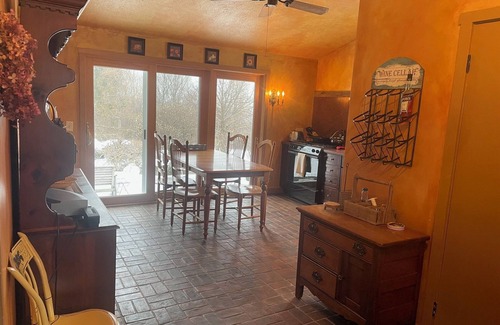 Skaneateles Otro | Charming, spacious farmhouse close to village, lake and wedding venues