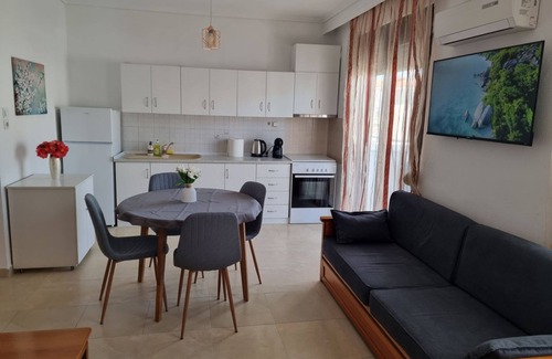 Nea Peramos Apartamento | Charming spacious studio in enchanting Nea Peramos, Kavala with WiFi and AC