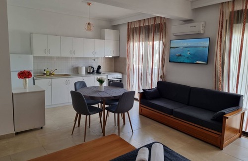 Nea Peramos Apartamento | Charming spacious studio in enchanting Nea Peramos, Kavala with WiFi and AC