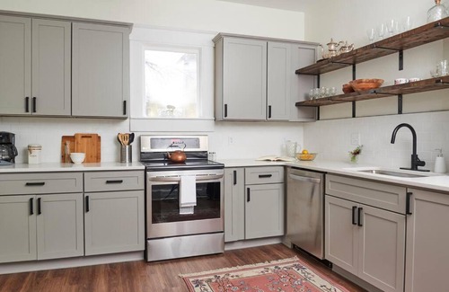 Des Moines Casa | Charming Spacious Victorian Home Close to Downtown
